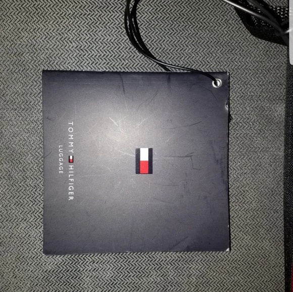 NWT Tommy HILFIGER Duffle Bag - Picture 3 of 5